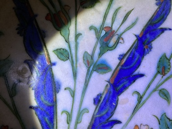 Un plat polychrome en c&eacute;ramique d'Iznik &agrave; d&eacute;cor floral, Turquie, fin du 16&egrave;me